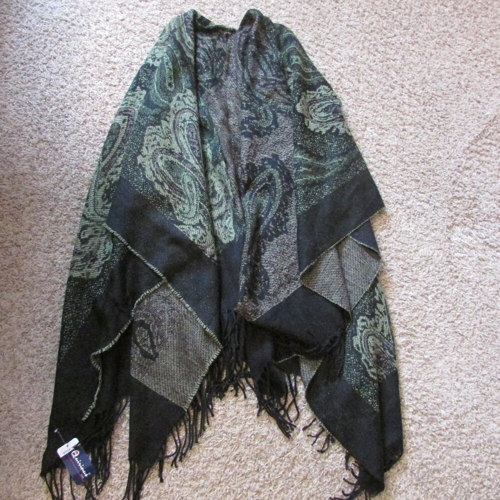 NWT Quirinus Shawl Cape Soft Acrylic One Size Green Black Fringed Edges Wrap